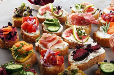 Çeşitli malzemelerle çeşitli bruschetta. İştah açıcı bruschetta