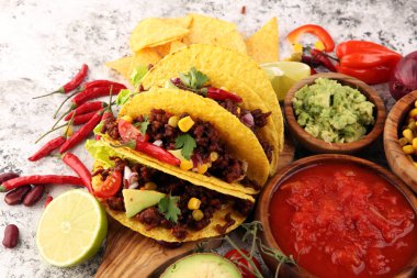 Biftek, domates, avokado, acılı ve soğanlı Meksika tacoları. Merhaba.