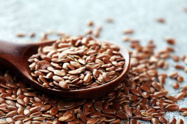 Ahşap kaşıkta pişmemiş keten tohumu, köy usulü. Sağlıklı keten tohumu