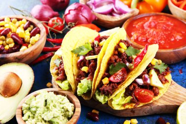 Biftek, domates, avokado, acılı ve soğanlı Meksika tacoları. Merhaba.