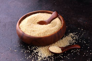 Tahta kaşıkta kuskus. sağlıklı yiyecekler