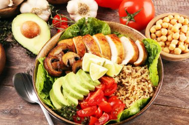 Quinoa, domates, tavuk, avokado, kireç ile sağlıklı salata kasesi