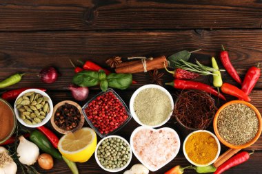 Baharatlar ve bitkiler masada. İyi yemek ve yemek malzemeleri.