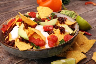 Meksika cipsleri kıyma, guacamole, eritilmiş