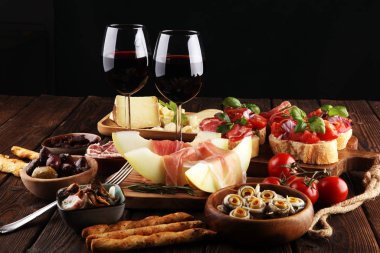 İtalyan antipasti şarap aperatifler küme. Peynir çeşitli, Mediterranean