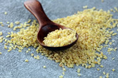 Ahşap kaşıkta pişirilmemiş bulgur, köy usulü. Sağlıklı Bulgur...