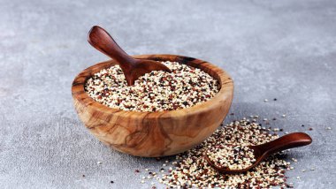 Tahta kaşıkta kırmızı, beyaz ve kahverengi kinoa seti. Şerefe.