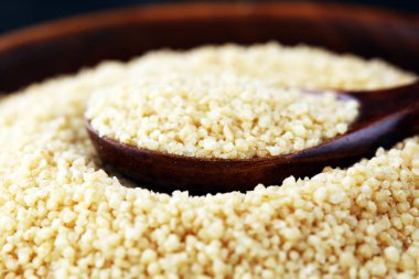 Tahta kaşıkta kuskus. sağlıklı yiyecekler