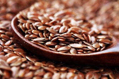 Ahşap kaşıkta pişmemiş keten tohumu, köy usulü. Sağlıklı keten tohumu