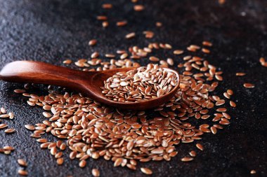 Ahşap kaşıkta pişmemiş keten tohumu, köy usulü. Sağlıklı keten tohumu