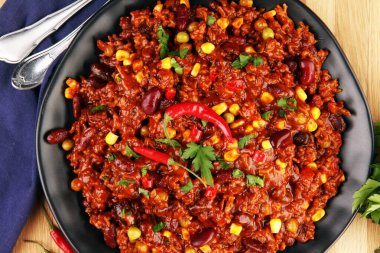 Acılı biberli makarna. Meksika yemekleri lezzetli ve baharatlı fasulyeler.