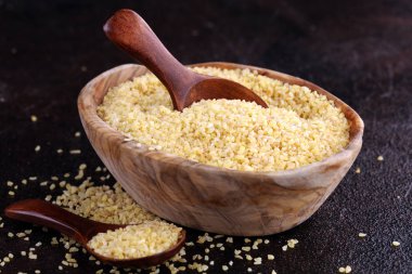 Ahşap kaşıkta pişirilmemiş bulgur, köy usulü. Sağlıklı Bulgur...