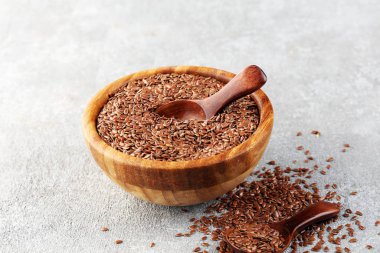 Ahşap kaşıkta pişmemiş keten tohumu, köy usulü. Sağlıklı keten tohumu