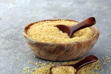 Ahşap kaşıkta pişirilmemiş bulgur, köy usulü. Sağlıklı Bulgur...