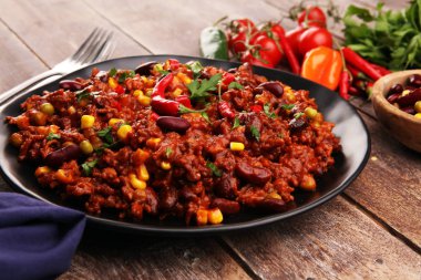 Acılı biberli makarna. Meksika yemekleri lezzetli ve baharatlı fasulyeler.