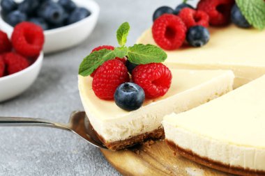 Tatlı için taze ahududu ve nane ile ev yapımı cheesecake 
