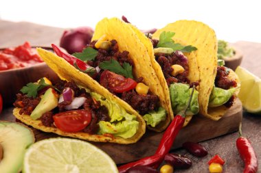 Biftek, domates, avokado, acılı ve soğanlı Meksika tacoları. Merhaba.