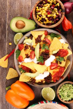 Meksika cipsleri kıyma, guacamole, eritilmiş