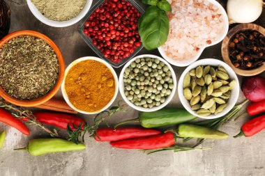 Baharatlar ve bitkiler masada. İyi yemek ve yemek malzemeleri.