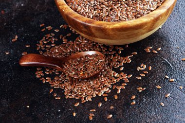 Ahşap kaşıkta pişmemiş keten tohumu, köy usulü. Sağlıklı keten tohumu