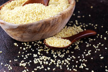 Ahşap kaşıkta pişirilmemiş bulgur, köy usulü. Sağlıklı Bulgur...