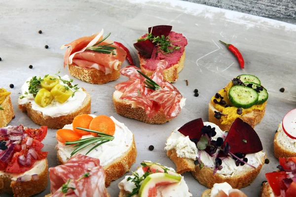 Bruschetta assortita con vari condimenti. Bruschetta appetitosa — Foto Stock