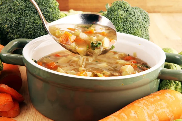 Sopa, Sopa de legumes, Tigela. Sopa vegetariana quente tradicional — Fotografia de Stock