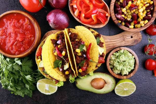 Meksykańskie tacos z wołowiną, pomidorami, awokado, chili i cebulą. H — Zdjęcie stockowe