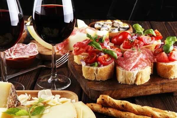 Lanches de vinho antipasti italiano conjunto. Variedade de queijo, Mediterrâneo — Fotografia de Stock