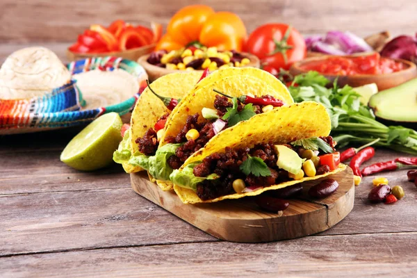 Mexican tacos with beef, tomatoes, avocado, chilli and onions. H — Stockfoto