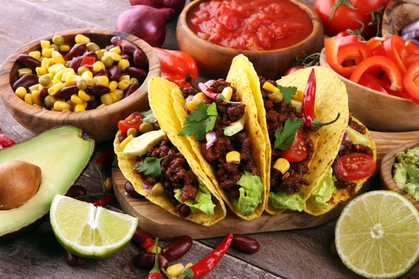 Mexican tacos with beef, tomatoes, avocado, chilli and onions. H — Stockfoto