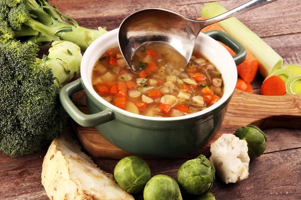 Sopa, Sopa de legumes, Tigela. Sopa vegetariana quente tradicional — Fotografia de Stock