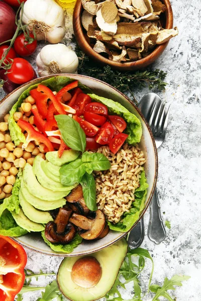 Quinoa e grão de bico picante vegetal tigela buda vegetariana. Cura — Fotografia de Stock