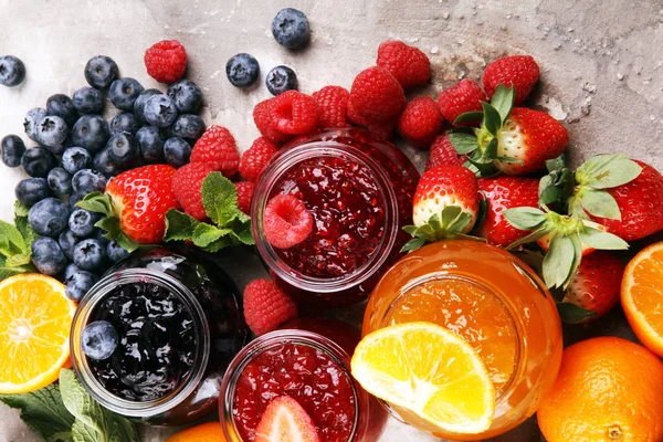 Surtido de mermeladas, jalea de bayas de temporada, menta y frutas y — Foto de Stock