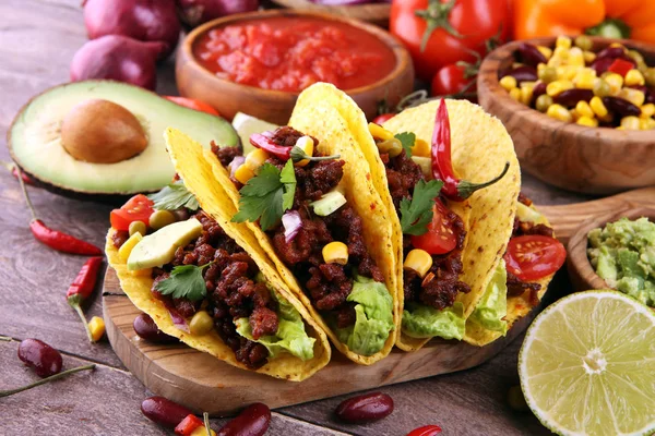 Mexican tacos with beef, tomatoes, avocado, chilli and onions. H — Stockfoto