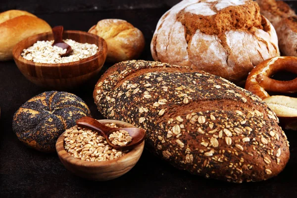 Assortiment van gebakken brood en broodjes en gesneden brood op ta — Stockfoto