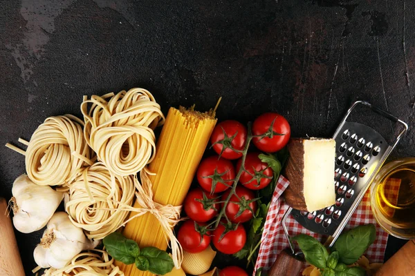 Pasta, groenten, kruiden en specerijen voor Italiaanse gerechten op rustieke t — Stockfoto