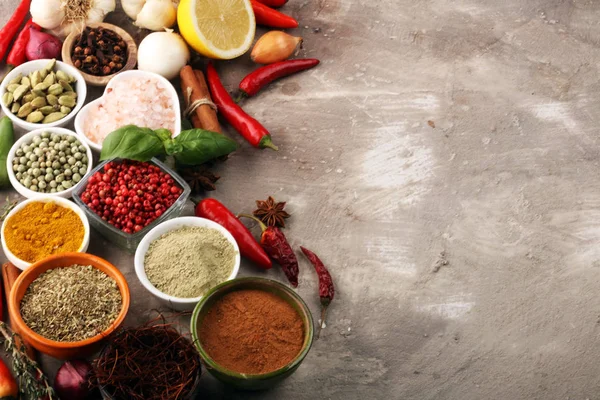 Especias y hierbas en la mesa. Comida e ingredientes de cocina para el bien —  Fotos de Stock