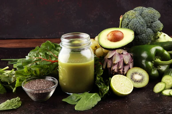 Zdravý zelený smoothie a ingredience - detox a dieta pro léčení — Stock fotografie