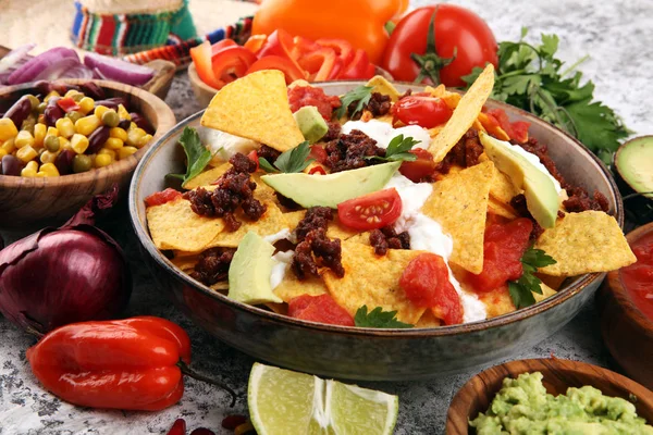 Mexicana nacho chips decorados com carne moída, guacamole, derreter — Fotografia de Stock