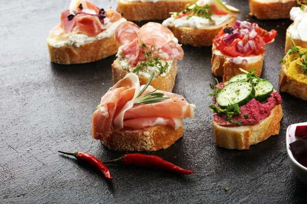 Válogatott bruschetta különböző feltétekkel. Bátorító bruschetta — Stock Fotó