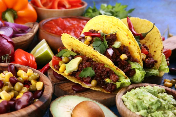 Mexican tacos with beef, tomatoes, avocado, chilli and onions. H — Stockfoto