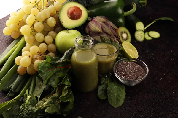 Friska gröna smoothie och ingredienser - detox och kost för läkning — Stockfoto