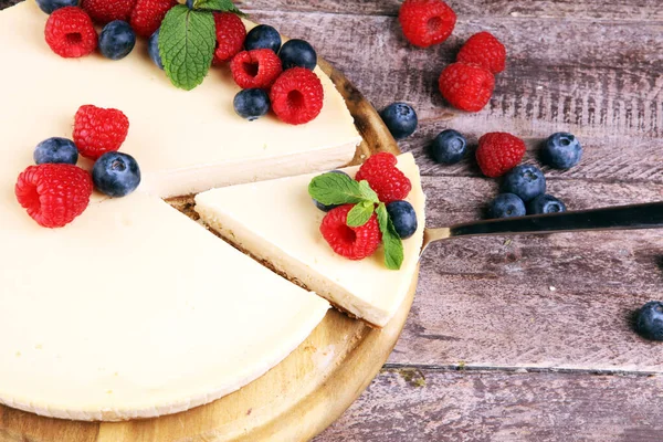 Torta di formaggio fatta in casa con lamponi freschi e menta per valentin — Foto Stock