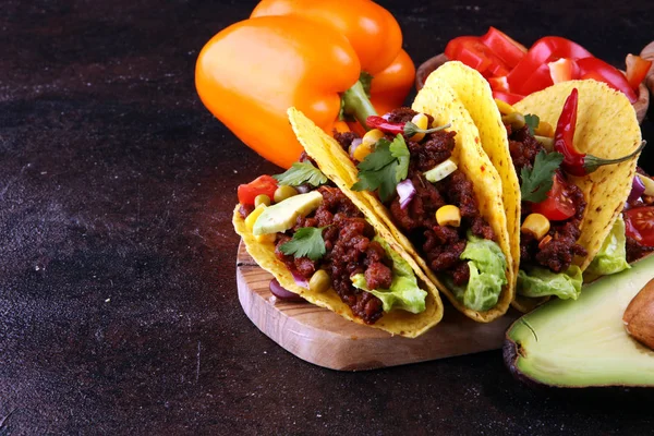 Mexican tacos with beef, tomatoes, avocado, chilli and onions. H — Stock Photo, Image