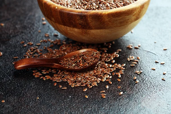 Ahşap kaşıkta pişmemiş keten tohumu, köy usulü. Sağlıklı keten tohumu