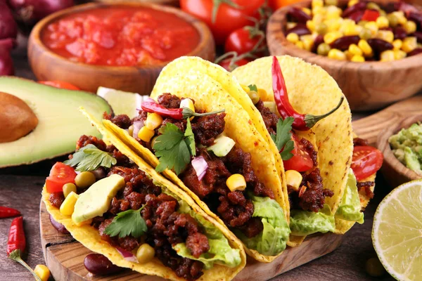 Mexican tacos with beef, tomatoes, avocado, chilli and onions. H — Stockfoto