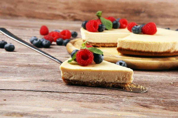 Bolo de queijo caseiro com framboesas frescas e hortelã para valentin — Fotografia de Stock