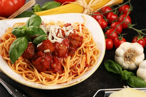 Spaghetti pasta with meatballs and tomato sauce with basil and p — Stock Photo, Image
