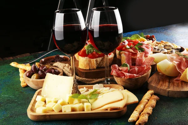 Italienische Antipasti Wein Snacks Set. Käsesorte, mediterran — Stockfoto